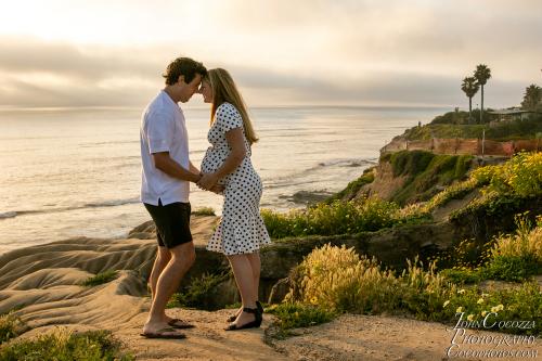 maternity pictures in sunset cliffs by san diego photographer john cocozza photography